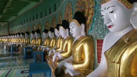 Statues dans un temple à Mandalay au Myanmar